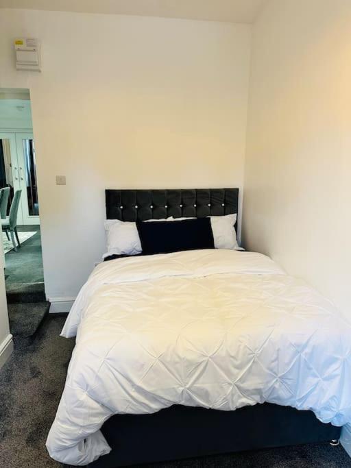 Modern 2 Bedroom Apt Derby City Kültér fotó