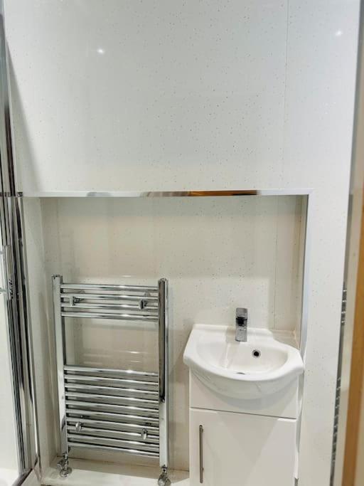 Modern 2 Bedroom Apt Derby City Kültér fotó