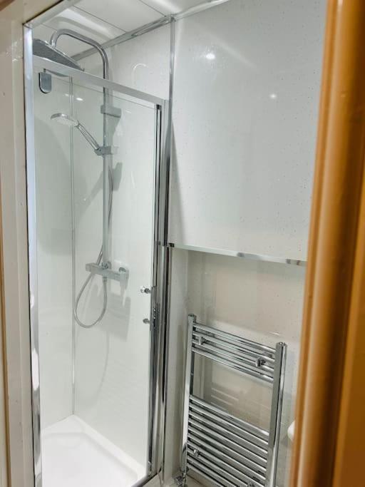 Modern 2 Bedroom Apt Derby City Kültér fotó