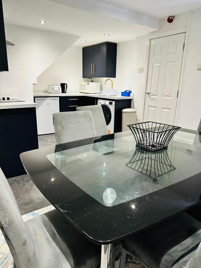 Modern 2 Bedroom Apt Derby City Kültér fotó